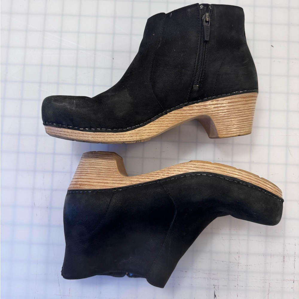 Women's Dansko Maria Black Leather Nubuck Clog Booties Size 10
